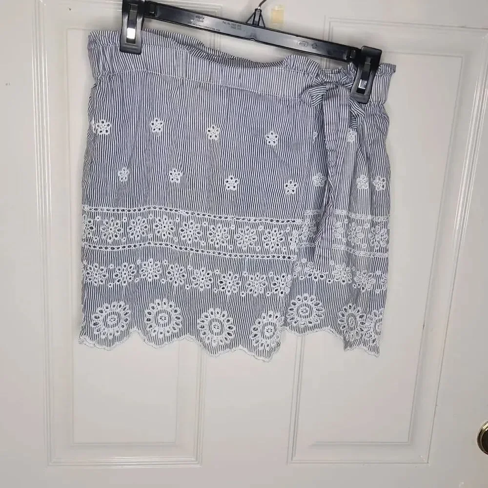 Motivi gray pinstripe eyelet embroidered wrap shorts women's size 4
